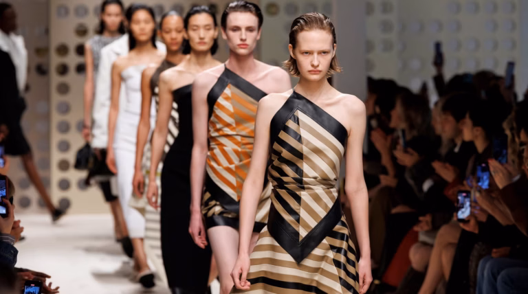 Mode éthique vs fast fashion : quelle différence concrète en 2026 ?